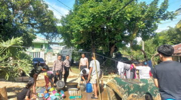 Polwan Turun ke Dapur Umum, Personel Samapta Distribusikan Air Bersih bagi Korban Banjir Bandang Dolok Batu Nanggar